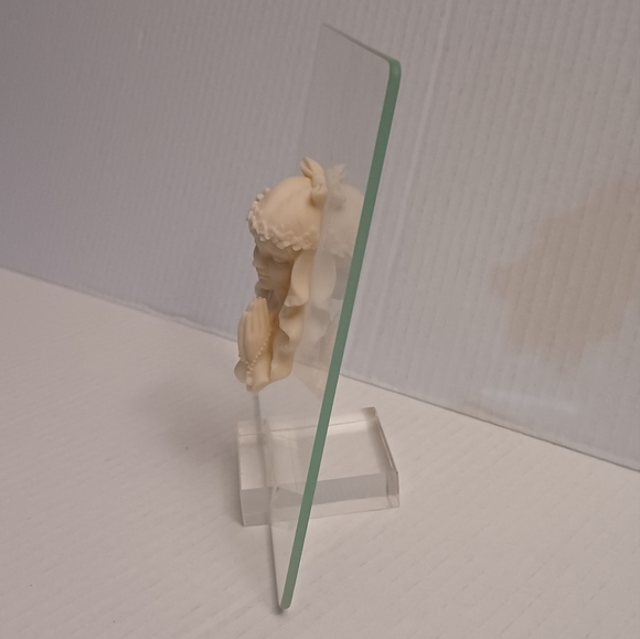 4/$80 Praying Girl On Glass Plate With Stand - First Communion Gift - Picture 3 of 7